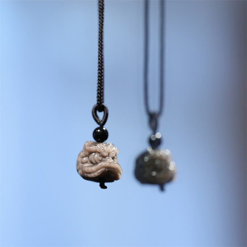 Collar con colgante de protección de león danzante de obsidiana con brillo de plata natural y piedras de Buda