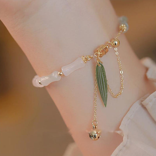 Pulsera de protección de la suerte con hojas de bambú y jade blanco hetiano bañada en oro de 14 quilates con piedras de Buda