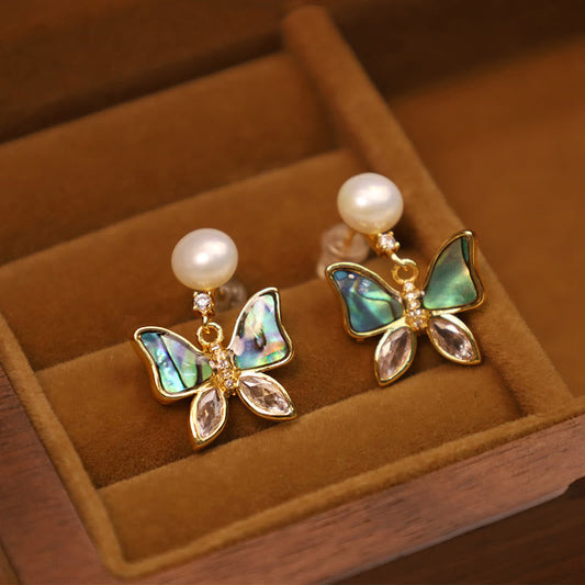 Pendientes de botón con diseño de mariposa y perlas de concha natural de cobre bañados en oro de 18 quilates con piedras de Buda