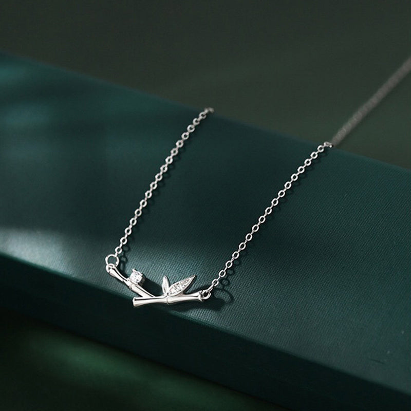 Collar con colgante de riqueza de cobre y circón con diseño de hojas de bambú y piedras de Buda