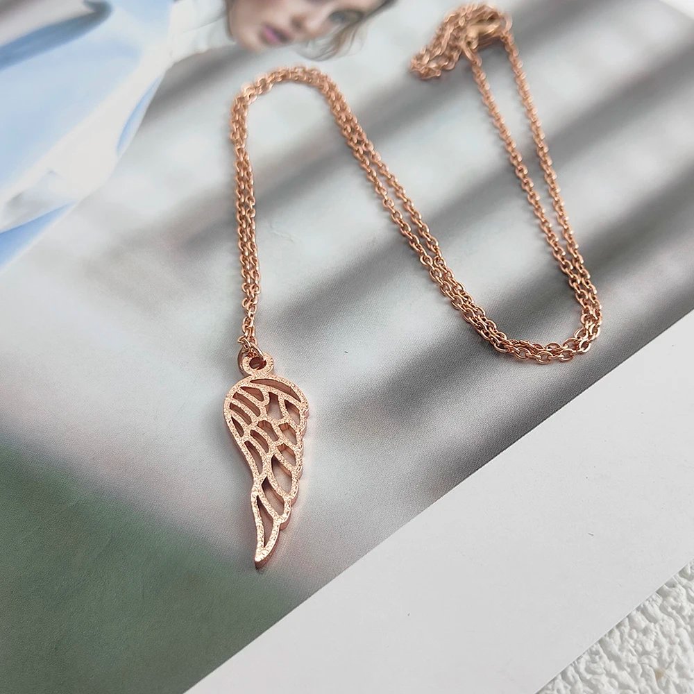 Collar con dije de ala de ángel