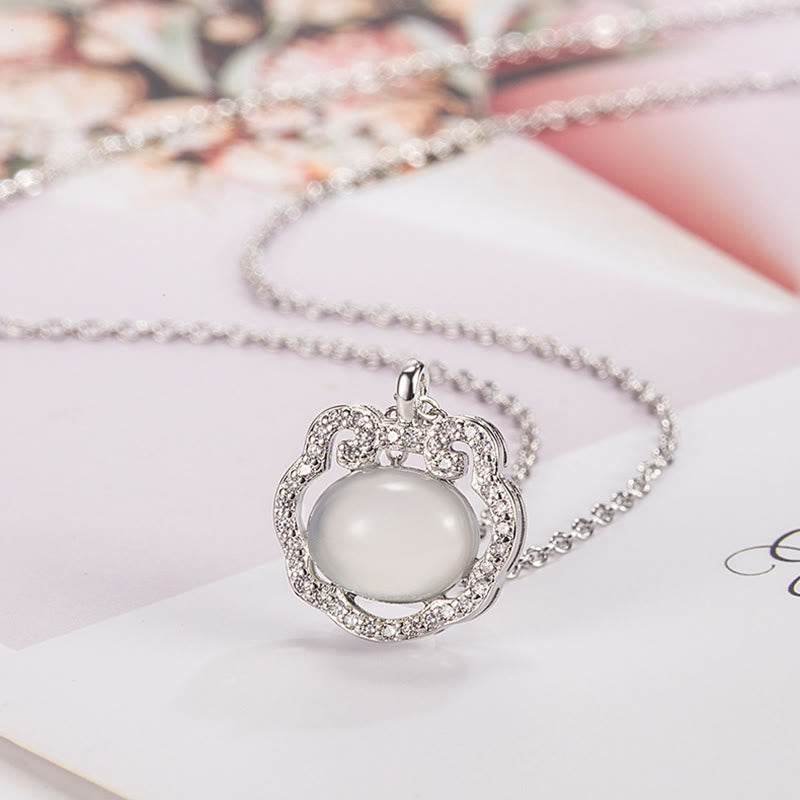 Collar con colgante positivo de candado de buenos deseos y calcedonia con piedras de Buda