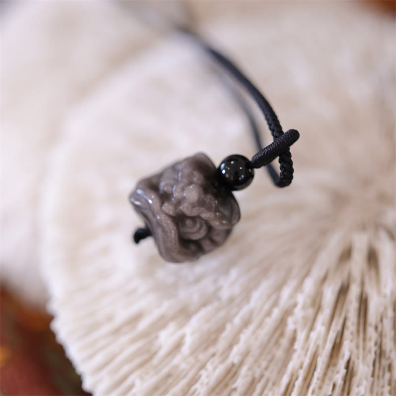 Collar con colgante de protección de león danzante de obsidiana con brillo de plata natural y piedras de Buda