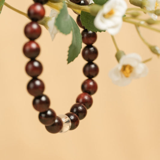 Pulsera protectora de sándalo rojo con hojas pequeñas y cristales blancos de Buda