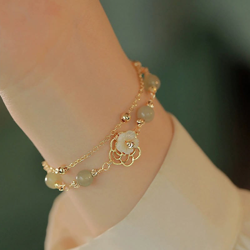 Pulsera de la suerte de doble capa con piedras de Buda, chapada en oro de 14 quilates, jade, mariposa, piedra tridacna y flor