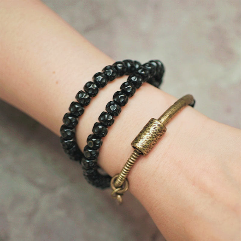 Pulsera de triple vuelta de cobre con cáscara de coco retro de Buddha Stones