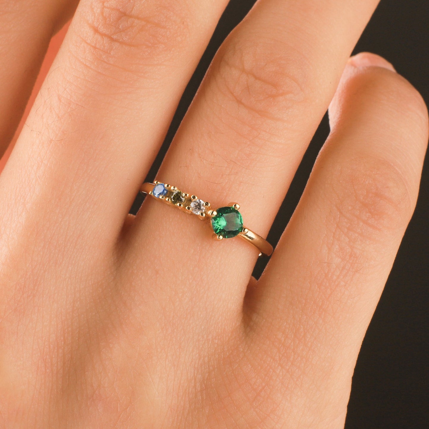 Anillo con piedras de nacimiento familiares