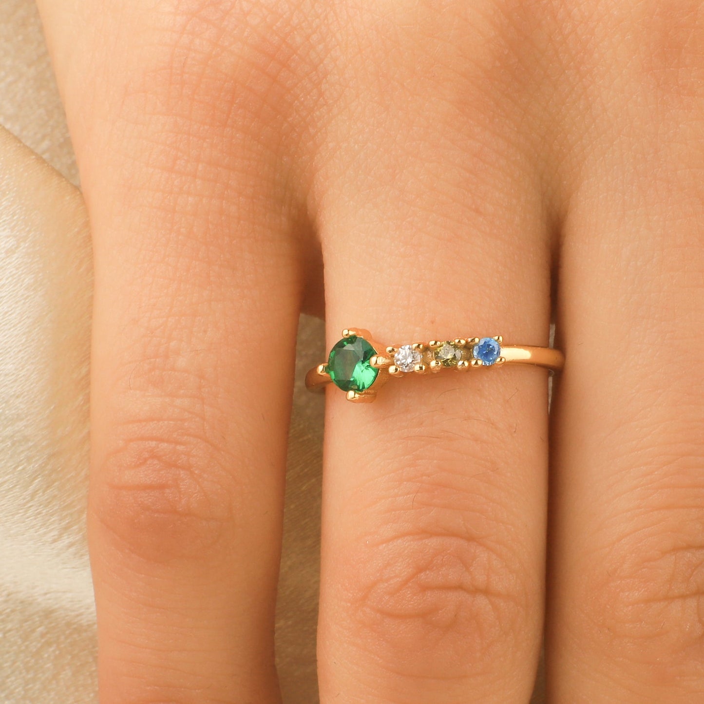 Anillo con piedras de nacimiento familiares