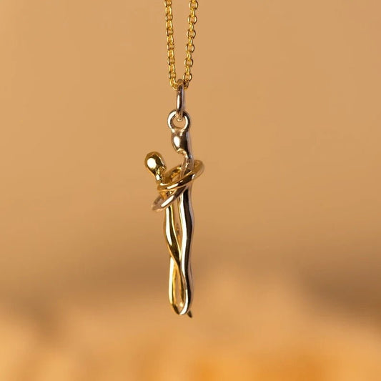 Collar de abrazos entre novio y novia