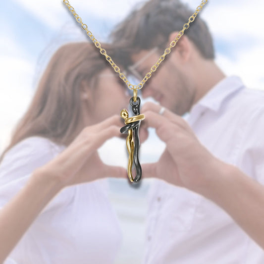 Collar de abrazos entre novio y novia
