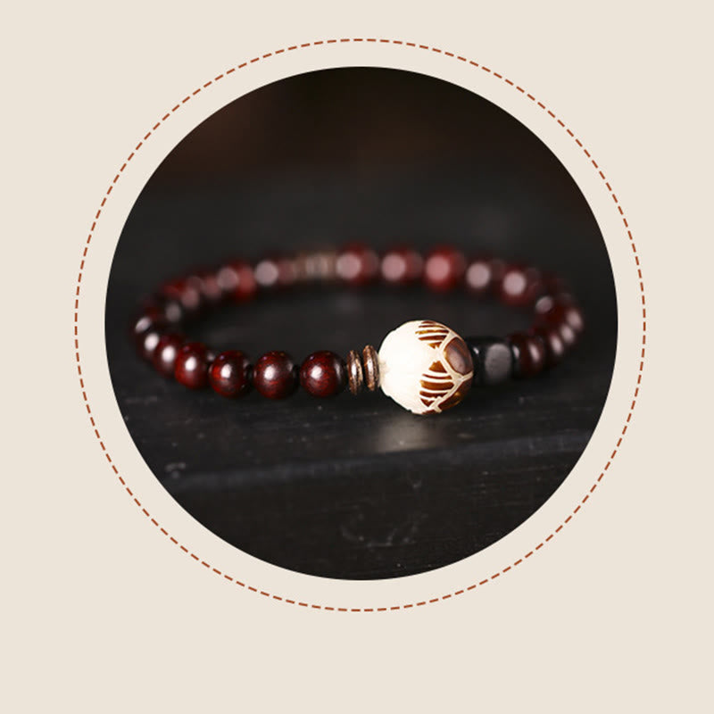 Pulsera de doble vuelta con protección tallada con semillas de bodhi de loto y sándalo rojo y hojas pequeñas de Buda