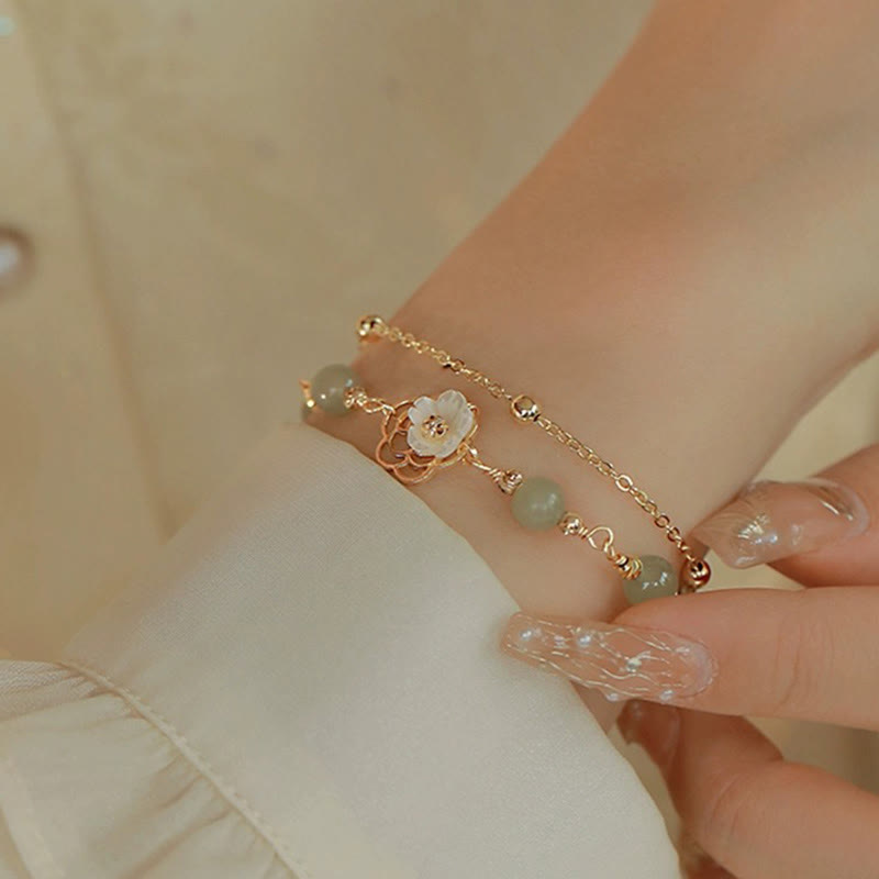 Pulsera de la suerte de doble capa con piedras de Buda, chapada en oro de 14 quilates, jade, mariposa, piedra tridacna y flor