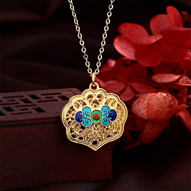 Collar con colgante de cobre de la suerte con nubes auspiciosas del Tíbet y piedras de Buda