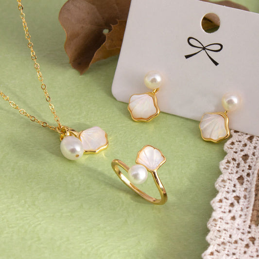Conjunto de collar, colgante, anillo y pendientes con piedras de Buda, Ginkgo, Tridacna, perlas y cobre.