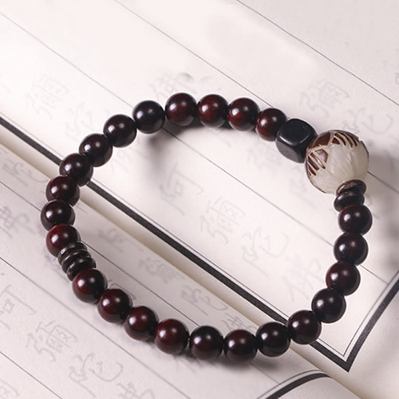 Pulsera de doble vuelta con protección tallada con semillas de bodhi de loto y sándalo rojo y hojas pequeñas de Buda
