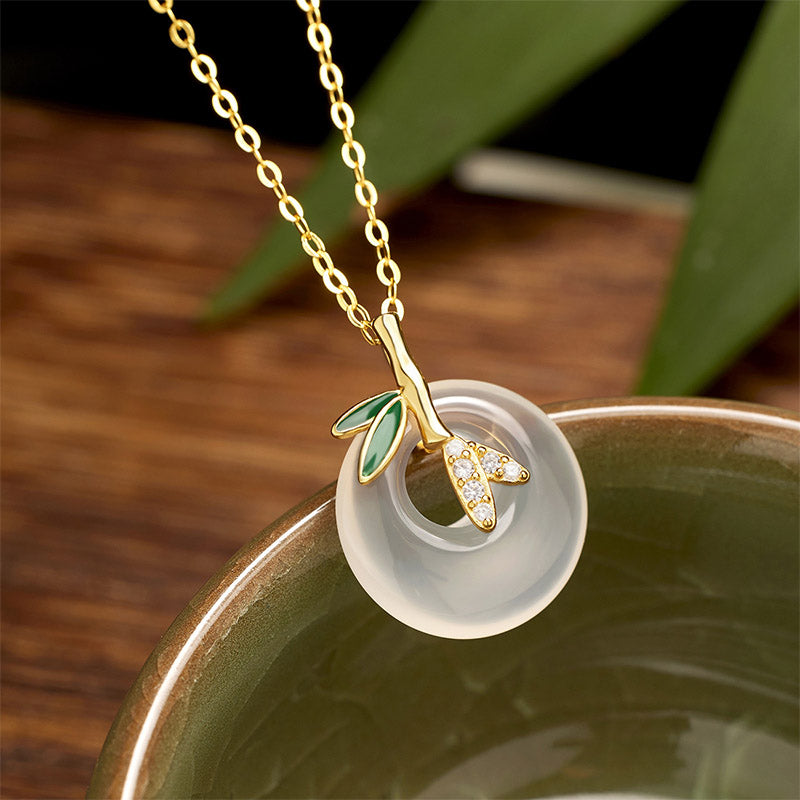 Collar con colgante de plata de ley 925 con piedras de Buda, calcedonia natural, hoja de bambú y hebilla de paz.