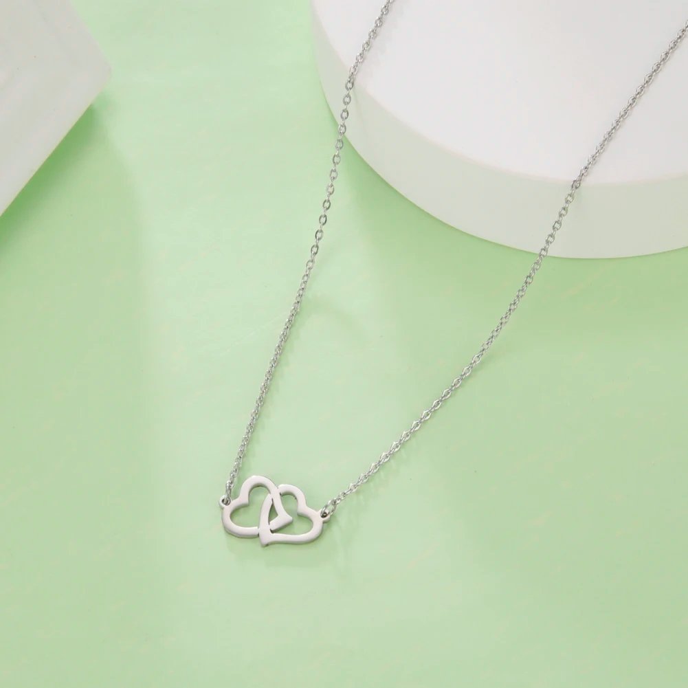 Collar con colgante de corazones de amor conectados