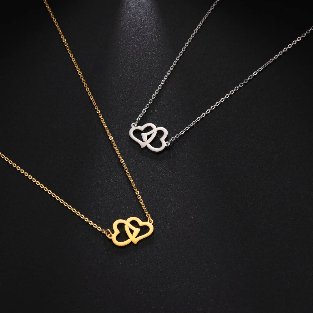 Collar con colgante de corazones de amor conectados
