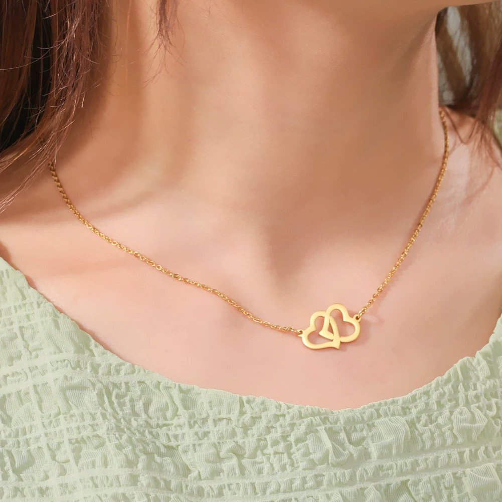 Collar con colgante de corazones de amor conectados