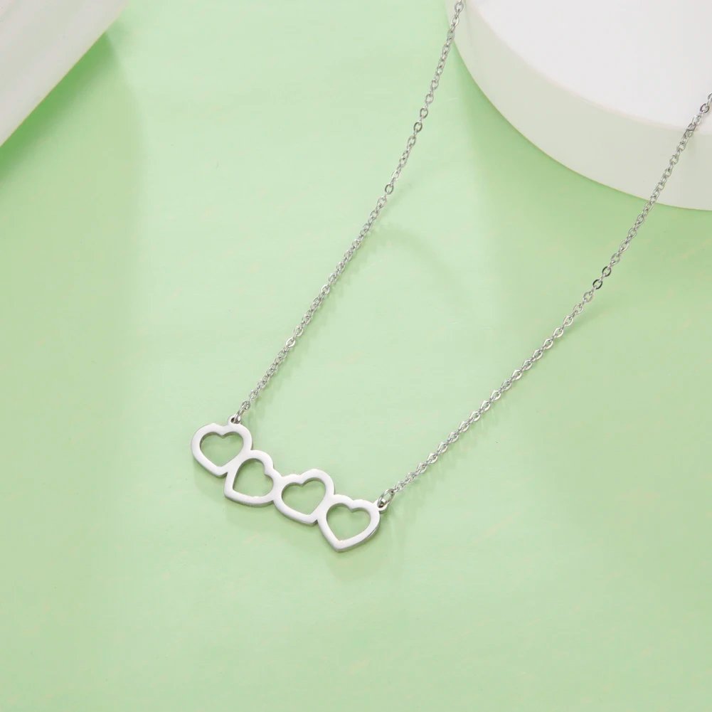 Collar con colgante de corazones de amor conectados