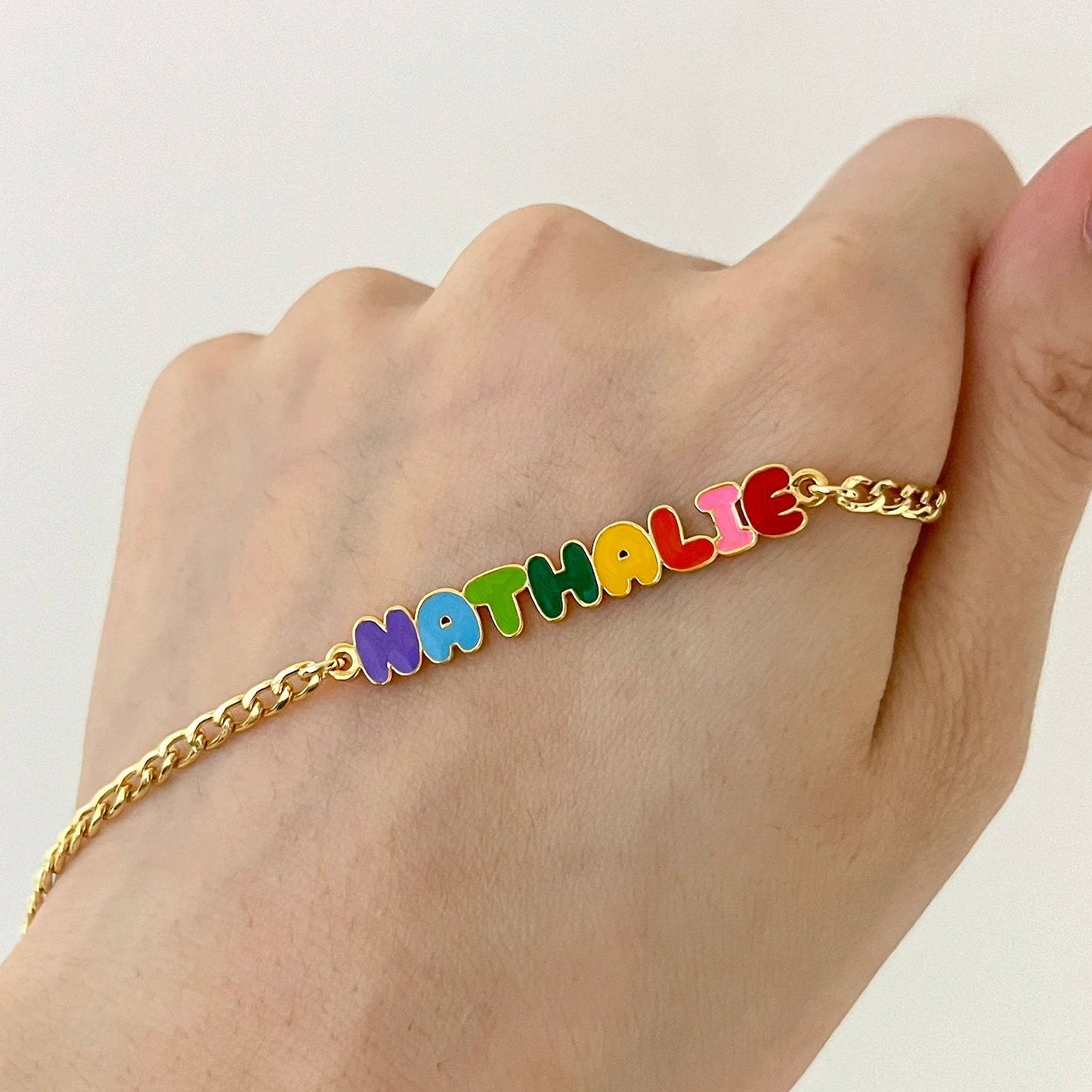 Pulsera personalizada con dije de nombre y esmalte de colores