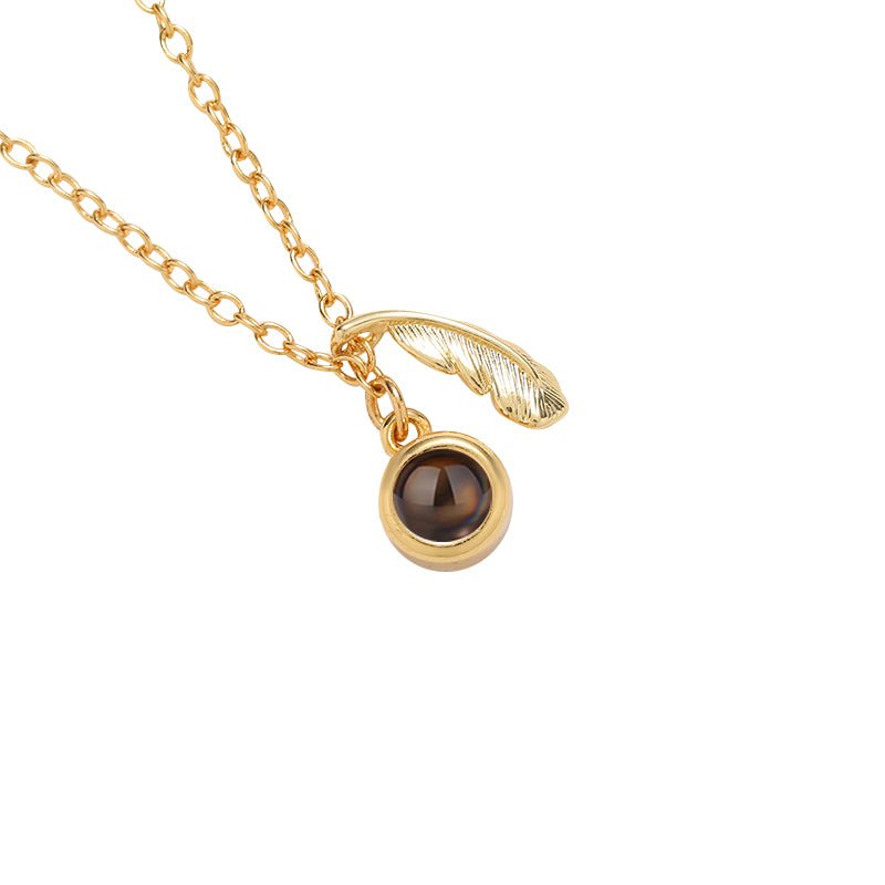 Personalisierte Halskette mit verstecktem Foto und leuchtenden Federn