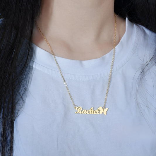 Personalisierte Halskette mit Namen und Schmetterling