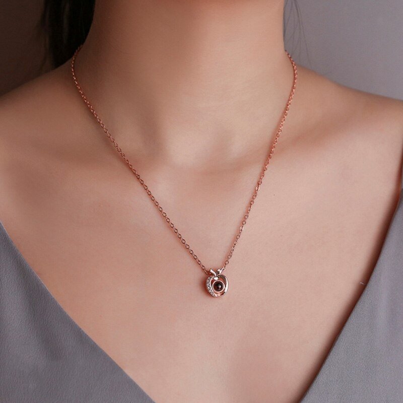 Collar con colgante de manzana con proyección de fotos personalizada