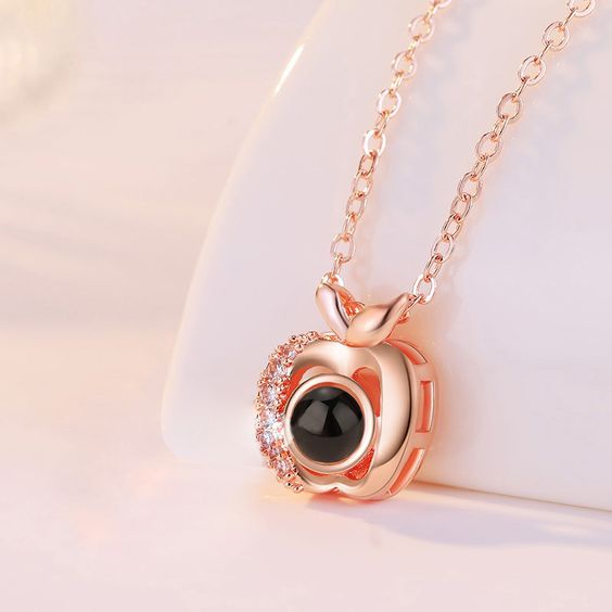Collar con colgante de manzana con proyección de fotos personalizada