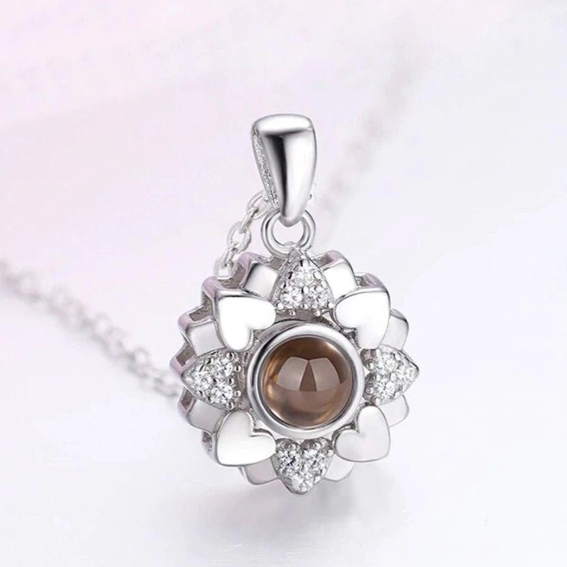 Collar de corazón con flor y proyección de fotos personalizado