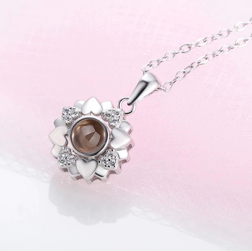 Collar de corazón con flor y proyección de fotos personalizado