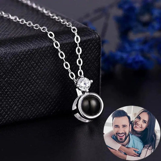 Collar con gemas de circonita y diamante diminuto con proyección de fotos personalizada