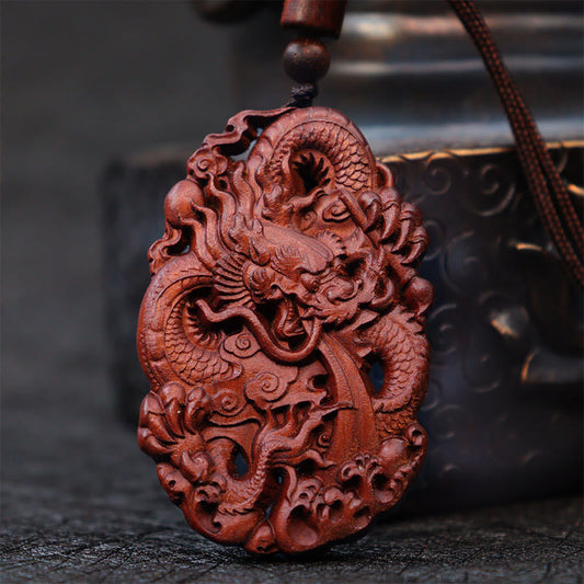Collar con colgante de madera de azufaifo con doble dragón y piedras de Buda que ahuyentan a los malos espíritus.