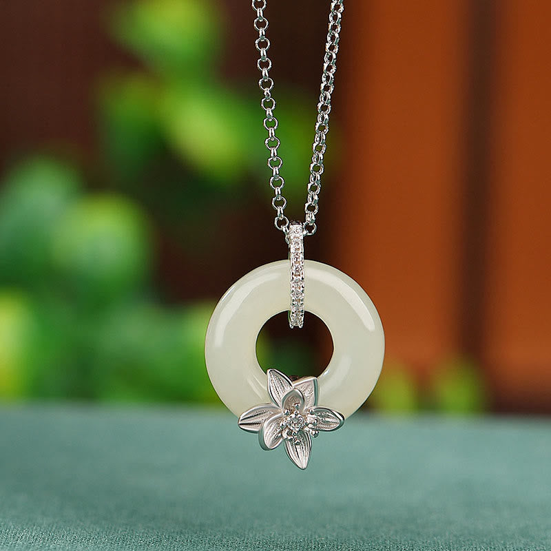 Collar con colgante de flor de la suerte con hebilla de paz de jade hetiano de plata de ley 925 y piedras de Buda