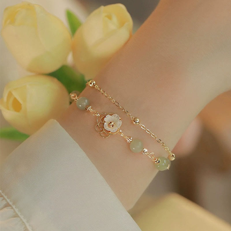 Pulsera de la suerte de doble capa con piedras de Buda, chapada en oro de 14 quilates, jade, mariposa, piedra tridacna y flor