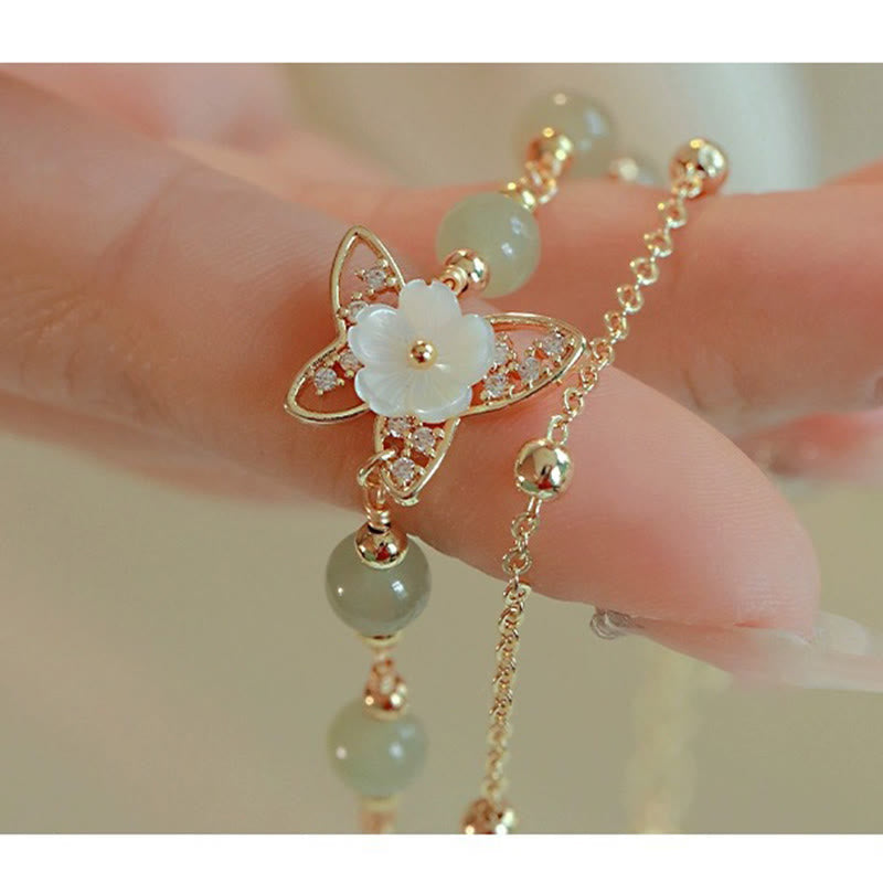 Pulsera de la suerte de doble capa con piedras de Buda, chapada en oro de 14 quilates, jade, mariposa, piedra tridacna y flor