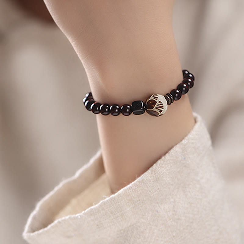 Pulsera de doble vuelta con protección tallada con semillas de bodhi de loto y sándalo rojo y hojas pequeñas de Buda
