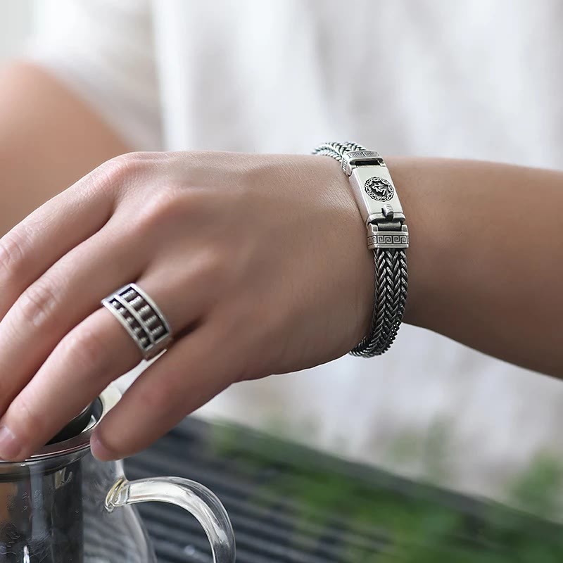 Armband mit Buddha-Steinen „Om Mani Padme Hum“ im Zopf-Stil