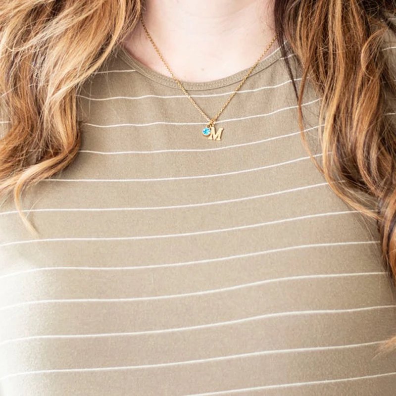 Collar con iniciales colgantes y piedra de nacimiento