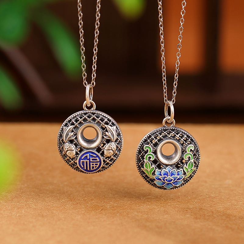 Collar con colgante de plata de ley 999 con diseño de pez koi y símbolo de la paz de loto y riqueza.