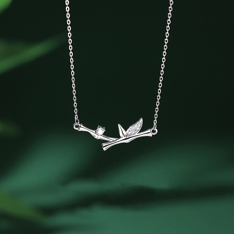 Collar con colgante de riqueza de cobre y circón con diseño de hojas de bambú y piedras de Buda