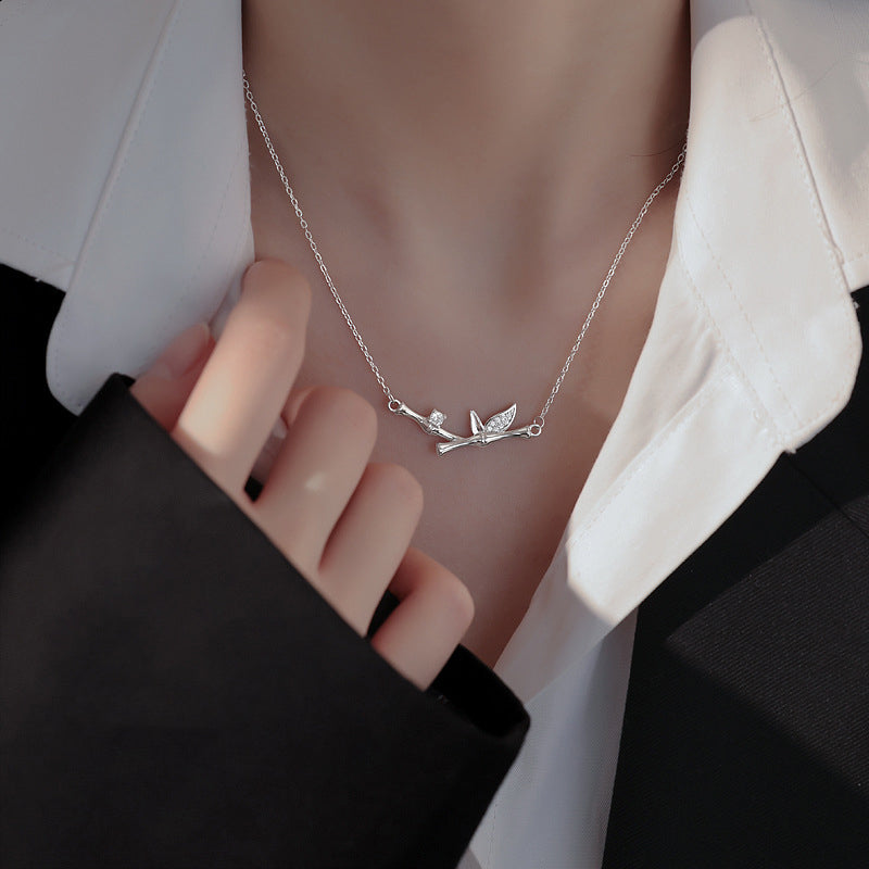 Collar con colgante de riqueza de cobre y circón con diseño de hojas de bambú y piedras de Buda