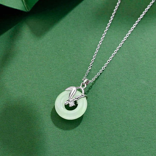 Collar con colgante de prosperidad y hebilla de paz con hojas de bambú y jade hetiano de plata de ley 925 con piedras de Buda