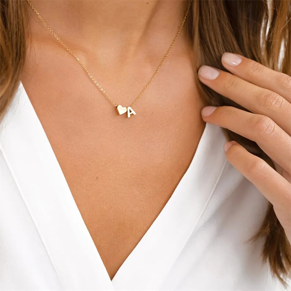 Collar con inicial de corazón