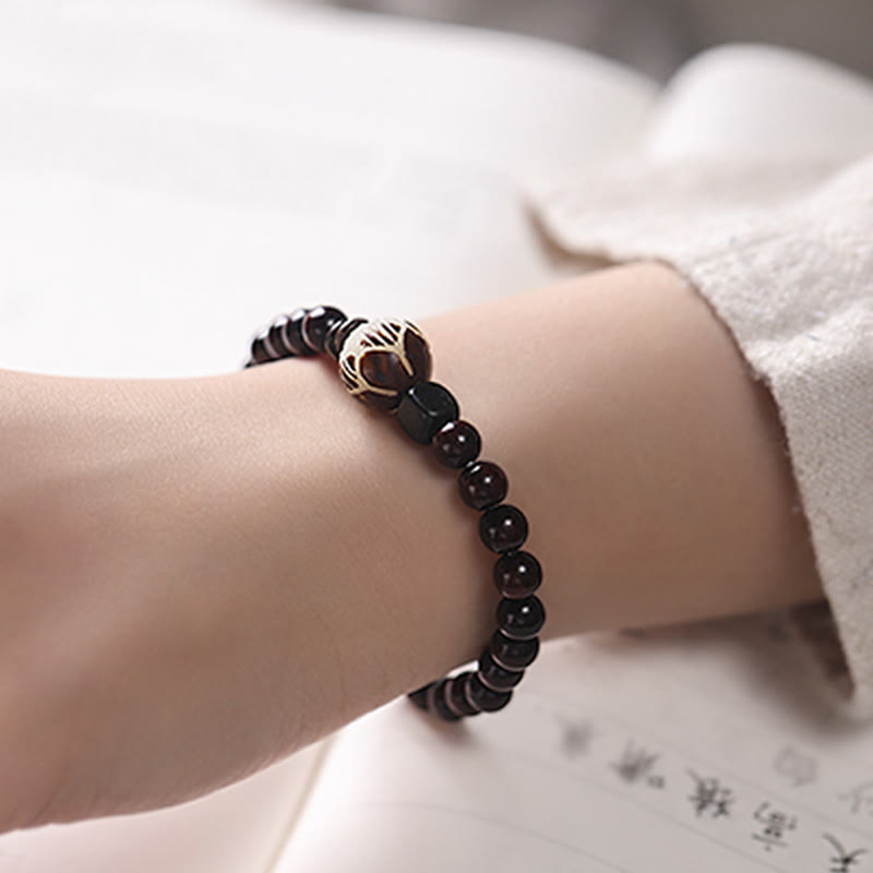 Pulsera de doble vuelta con protección tallada con semillas de bodhi de loto y sándalo rojo y hojas pequeñas de Buda