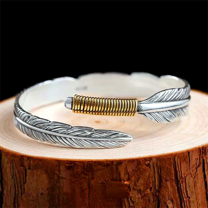 Brazalete de la suerte con diseño de plumas y piedras de Buda grabadas