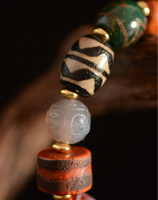 Altes Dzi-Perlen-Charm-Armband, Dzi-Steinperlen, Handschnur