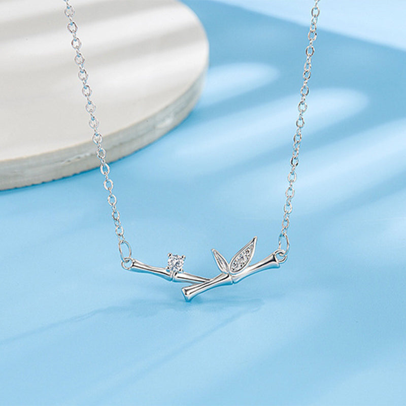 Collar con colgante de riqueza de cobre y circón con diseño de hojas de bambú y piedras de Buda