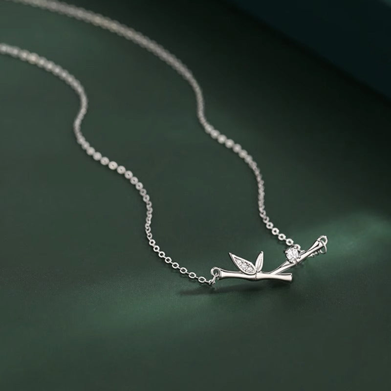 Collar con colgante de riqueza de cobre y circón con diseño de hojas de bambú y piedras de Buda