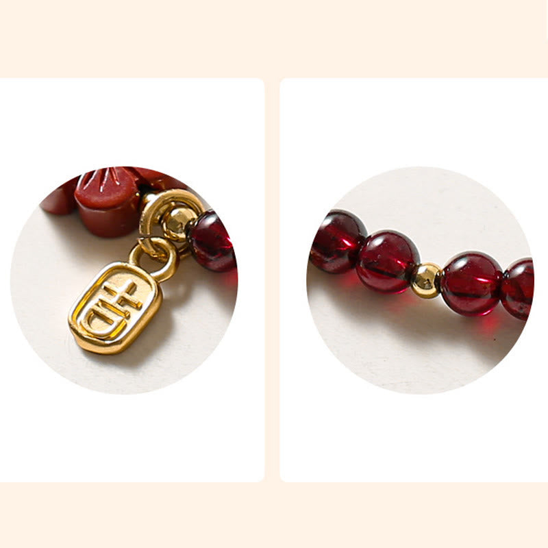 Pulsera Buddha Stones de oro de 14 quilates con flor de cinabrio y granate natural.